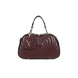 Bauletto in simil pelle di colore bordeaux con doppi manici, la tracolla logata removibile regolabile che ne permette la doppia portabilità. Presenta una lavorazione trapuntata a forma di cuore che dona volume e carattere al design. Il charm a forma di cuoricino applicato al manico nasconde un pratico specchietto, perfetto per ogni momento. Una borsa dal carattere deciso, perfetta per chi cerca un accessorio sofisticato ma contemporaneo.
