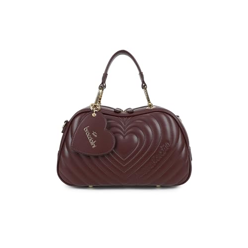 Bauletto in simil pelle di colore bordeaux con doppi manici, la tracolla logata removibile regolabile che ne permette la doppia portabilità. Presenta una lavorazione trapuntata a forma di cuore che dona volume e carattere al design. Il charm a forma di cuoricino applicato al manico nasconde un pratico specchietto, perfetto per ogni momento. Una borsa dal carattere deciso, perfetta per chi cerca un accessorio sofisticato ma contemporaneo.