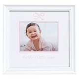Kate & Milo Cadre sentiment Hello Little One Bow - Cadre photo de bébé pour décoration de chambre d'enfant, motif ruban rose, affichage photo souvenir, cadeau pour nouveau-né fille
