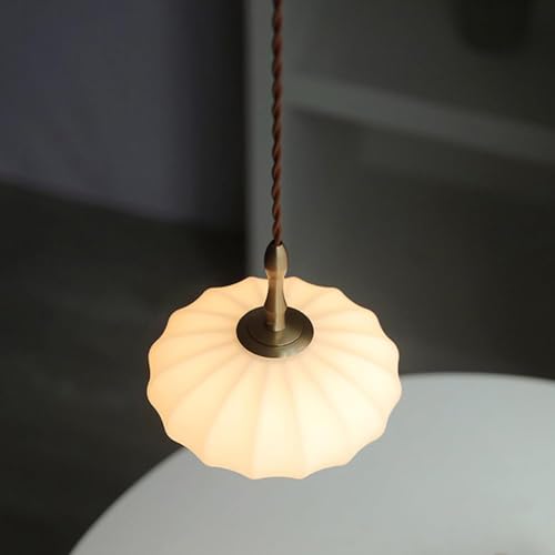 Luminaire suspendu en laiton pour corriger l'éclairage d'une pièce sombre