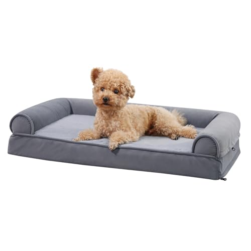 Perro de raza pequeña relajándose en una cama para mascotas estilo sofá de color gris