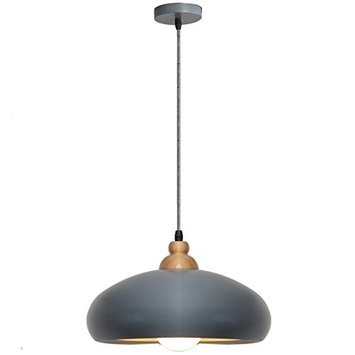 Lustre en fer forgé pour éclairer une table de salle à manger sombre avec style