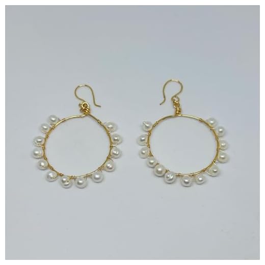 Pendientes de aro con 13 cuentas de perlas de agua dulce naturales reales, baño de oro y enganche tipo anzuelo, artesanales, hechos a mano en España por NOMI JEWELRY