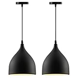 【Lustre Industriel Vintage – Lot de 2 Lampes Suspendues】Ce lustre industriel au design vintage combine le charme classique de l’industrie avec une touche de modernité. L’abat-jour en fer noir (Ø17 cm) crée une atmosphère élégante au-dessus de la table à manger, de l’îlot de cuisine ou dans le salon. Idéal comme lustre cuisine, lampe suspendue ou lustre salon dans tout intérieur.