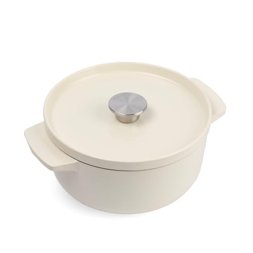 KitchenAid Cast Iron Cocotte en Fonte Émaillée avec Couvercle, Ø 22cm, Ronde, 3,3L, 4,5kg, Haute Qualité & Durable, Saisir,Frire,Sans PFAS,Induction,Poignée Ergonomique,Au four à 260°C,Crème d'Amande