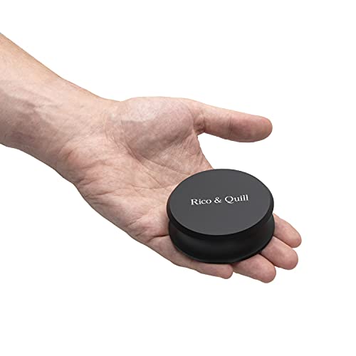 Rico & Quill Stabilisateur de poids pour tourne-disque – Accessoire de platine vinyle de qualité supérieure, son audio de qualité, profil bas, s’adapte sous la housse de protection, base de protection - Les Beatles, Paul McCartney, John Lennon, RIngo Starr, George Harrison Rico & Quill Stabilisateur de poids pour tourne-disque – Accessoire de platine vinyle de qualité supérieure, son audio de qualité, profil bas, s'adapte sous la housse de protection, base de protection – Image 5