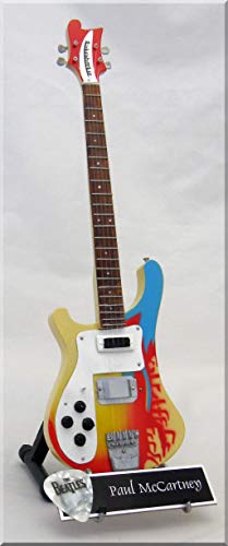 PAUL McCARTNEY Guitare Miniature avec médiator (1) - Les Beatles, Paul McCartney, John Lennon, RIngo Starr, George Harrison PAUL McCARTNEY Guitare Miniature avec médiator (1)