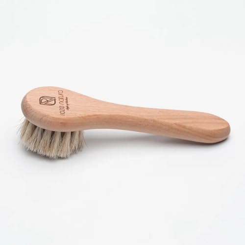 Brosse visage en crin de cheval contre le teint terne et les rides du visage