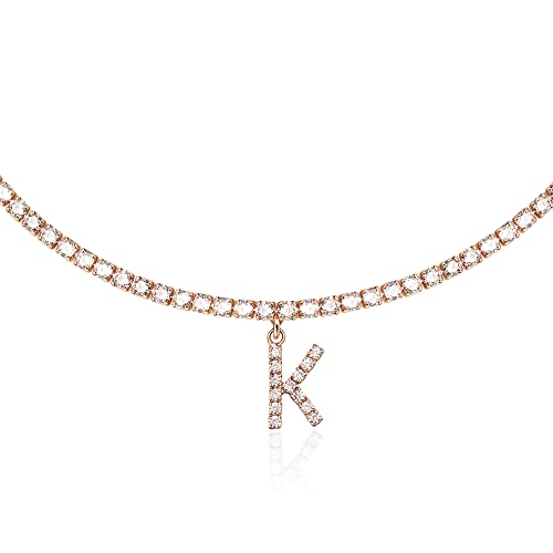 Collier initiale or rose à offrir comme cadeau d'anniversaire