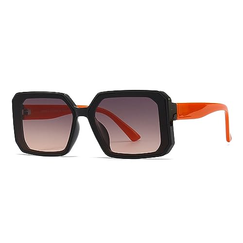 Lunettes de soleil carrées rétro pour un look punk chic en terrasse