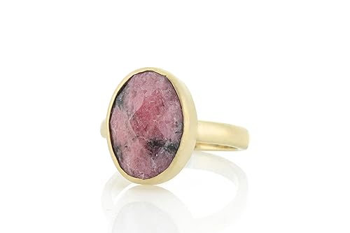 Bague rhodonite en or brossé 18k sertie d'une pierre rose de haute joaillerie artisanale