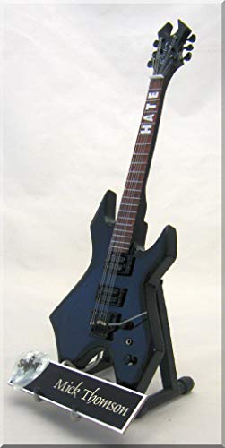 MICK THOMSON Guitare Miniature avec médiator SLIPKNOT HATE - Les Beatles, Paul McCartney, John Lennon, RIngo Starr, George Harrison MICK THOMSON Guitare Miniature avec médiator SLIPKNOT HATE – Image 3