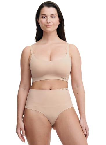 String gainant taille haute contre les démarcations sous les vêtements
