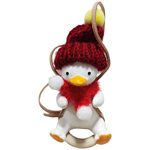YIiNOo Coche Columpio Pato Coche Colgante Colgante Lindo Pato Decorado con Mochila, Gorro y Bufanda Colgante de Aromaterapia Interior del Coche Espejo Retrovisor Colgante Decoración Creativa (rojo) Cover