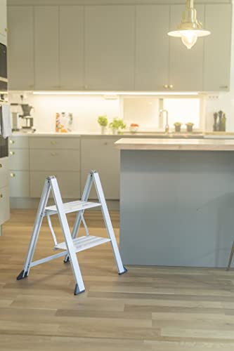 Weisse Alu Trittleiter Vikingstep Midi von W.Steps I 480mm hoch I Belastbar bis 150kg I Kompakte Aluminium Klapptrittleiter mit 2 Stufen I Nur 35mm breit I 3169011