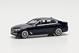 BUSINESS FAHRZEUG: Die BMW 5er Limousine ist der Inbegriff einer sportlichen Businesslimousine. Bereits auf den ersten Blick vermittelt sie stilsichere Sportlichkeit, die vor allem in der dynamischen Silhouette und reduzierten Formensprache zum Ausdruck kommt.