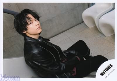 Amazon.co.jp: Six TONES 公式 生 写真（松村北斗）ST00518 : おもちゃ