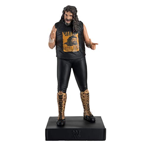 Questa fantastica statuetta viene fornita con una rivista ufficialmente approvata da 16 pagine. Scritta da esperti della WWE, la rivista prende un'occhiata alla carriera di Mick Foley, alle sue più grandi partite, alle mosse di firma e alla storia dell'organizzazione WWE.