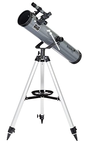 Grazie alla montatura azimutale a forcella, questo telescopio è estremamente facile da assemblare e adoperare; una vite posta sull’asse verticale consente di orientare con accuratezza il telescopio nella direzione dell’oggetto astronomico scelto