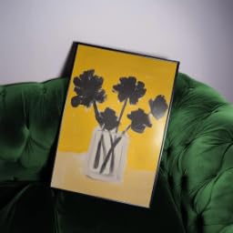 Póster botánico moderno con flores negras en jarrón amarillo para decorar el hogar 2
