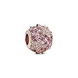 Der detailreiche, auffällige Pavé-Charm ist inspiriert von Gänseblümchen, die das Gedeihen trotz aller Widrigkeiten und die Freiheit symbolisieren