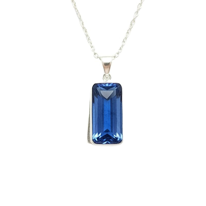 Pendentif en quartz bleu naturel taillé facettes luxe dore