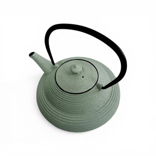 SO SKIN IDASY – Théière japonaise en fonte 0.7L, style japonais contemporain, design minimaliste, forme basse zen, finition vert d’eau patinée, filtre...
