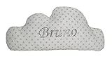 Cojín nube personalizado para bebés en color blanco y estrellas grises, con su nombre bordado a máquina, en color gris. No desenfundable. Tamaño 38x18 y peso 125gr.aprox.