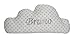 Cojín nube personalizado para bebés en color blanco y estrellas grises, con su nombre bordado a máquina, en color gris. No desenfundable. Tamaño 38x18 y peso 125gr.aprox.