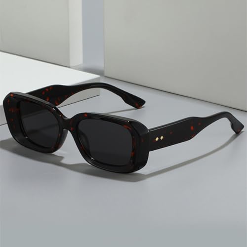 Lunettes de soleil rétro à rivets pour sublimer vos terrasses et sorties estivales en ville