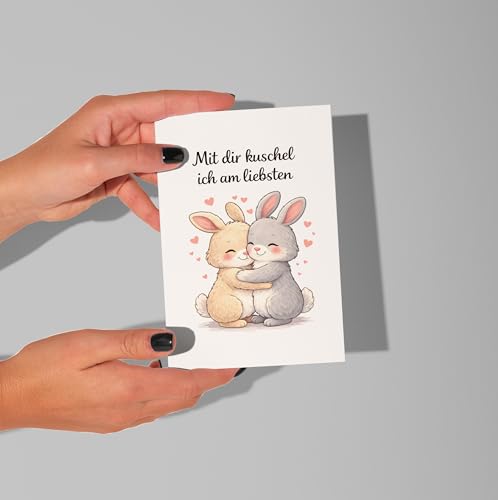WBdesignz Liebeskarte mit Umschlag -Kuschelkarte mit zwei Hasen „Mit dir kuschel ich am liebsten“ - liebevolle Grußkarte für Freundin, Partner, Familie - Geburtstag - romantisch mit Herzchen (DIN A6)