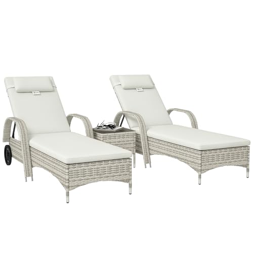 Outsunny Lot de 2 transats Bains de Soleil Grand Confort : Matelas, têtière, Inclinaison réglable Multipositions, accoudoirs, roulettes + Table Basse Verre trempé...