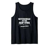 Netzschkau ist wie New York. Nur eben anders. Lustiger Spruch über die nordöstlich von Plauen gelegene Stadt in Sachsen. Schriftzug in plakativer, zeitloser Typographie über stilisierter Skyline von Manhattan.