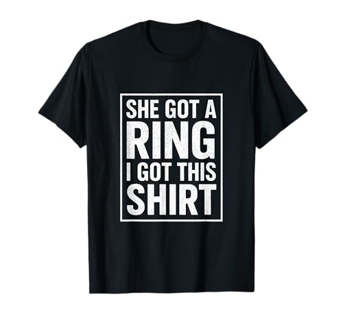 Divertido diseño Minimalista She Got A Ring and I Got This Camiseta