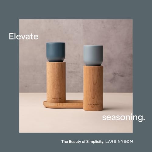 LARS NYSØM Set Macina Sale e Pepe in Legno Manuale con Vassoio - Macina Spezie con Macina in Ceramica Regolabile - Eleganti Macina Pepe e Sale in Legno di Faggio per Cucina o Tavola (Brown/Beige) - immagine 4