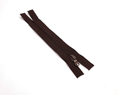 n. 2 fermetures-éclair métalliques Non séparables <>Huit Longueurs : 10/12 /14/22 /26/32 /40/52 <>Largeur 5 mm <>Ruban en Coton Couleur Marron foncé<>Chaîne Couleur Canne de Fusil Cover