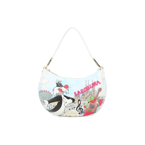 Borsa hobo in similpelle con manico singolo e tracolla regolabile e removibile, pensata per una portabilità versatile. La forma arrotondata accoglie una stampa vivace dedicata a Barcellona, con Silvestro protagonista in un’esplosione di musica e colori ai piedi della Sagrada Familia. Chitarre, note musicali, dettagli glitterati e applicazioni tridimensionali aggiungono energia e creatività. Perfetta per chi ama viaggiare con stile e un pizzico di ironia.