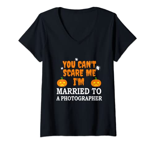 Mujer No puedo asustarme casado con un fotógrafo Matrimonio de Halloween Camiseta Cuello V