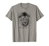 La obra de arte cuenta con una imagen de primer plano en puntos retro de media tonalidad de la cara de león masculina con cicatrices de batalla superpuestas en el mapa vintage de África. Para diseños relacionados con la vida silvestre y safari, haz clic en el enlace de la marca, parte superior de la página.