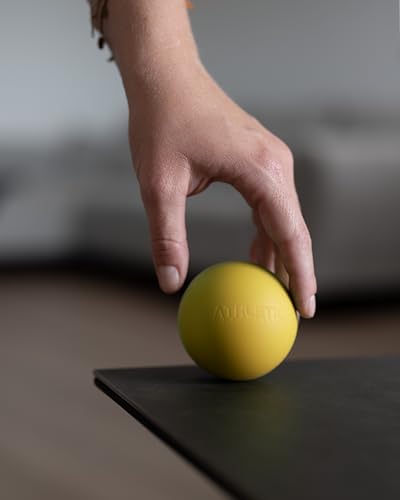 ATHLETIC AESTHETICS Massageball [6cm] - Lacrosseball und Faszienball für Selbstmassage und Triggerpunkttherapie (Entschteilungen bei Verspannungen) in Gelb 6