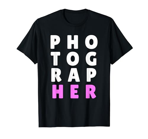 Photographe femme avec elle accentuée dans la photographie rose T-Shirt