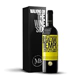 «Si me vas a regalar algo regálame tiempo y aventuras juntos El resto me lo compro yo» Mensaje en una Botella. Vino Tinto Premium Reserva 12 Meses + Gift Box. Etiqueta Amarilla PERSONALIZABLE