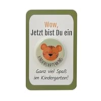 Kindergarten Geschenk Button „Tiger“ mit Karte OHNE Nadel als Set! Kindergartengeschenk für den ersten Tag im Kindergarten, als Kita Starterset oder als Kindergartentüte Füllung - Junge und Mädchen