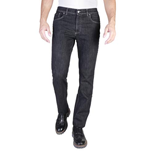 Carrera è un marchio veronese con oltre 50 anni di esperienza, che si distingue per l'utilizzo di tecnologie all'avanguardia e per lo sviluppo costante di materiali innovativi. I suoi jeans, giubbotti e T-shirt si caratterizzano per modernità, qualità e confortevolezza.