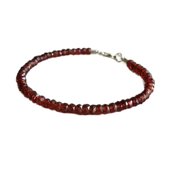 Bracelet en pierres grenat facettées idéal pour accumuler vos bijoux au quotidien