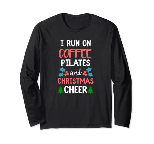 Regalo divertido para mamá con texto «I Run On Coffee Pilates & Christmas Cheer» Manga Larga