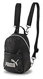 Diese PUMA Tasche ist DER Hingucker! Entweder als Umhängetasche getragen oder als Rucksack können Sie hier alle von dem tollen Accessoire beeindrucken. Der zarte Look verleiht Ihrem Outfit eine besondere Note. Maße: 15 x 22 x 8 cm