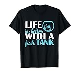 Motif cool dans la catégorie Aquarium. D'autres mots-clés sont l'eau, le poisson et le réservoir d'eau. Joli grafic pour les fans de piscine d'eau vivante avec le titre : Aquarium Life is Better with a Fish Tank.