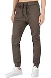 Pantalón jogger con corte slim y bolsillos. Cintura elástica ajustada por cordón y bajo acabado en goma.