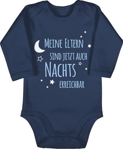 Baby Body langarm Mädchen Junge - Sprüche - Meine Eltern sind jetzt auch Nachts erreichbar blau - 3/6 Monate - Navy Blau - babygeschenke spruch vater babybody babygeschenk spruche strampler